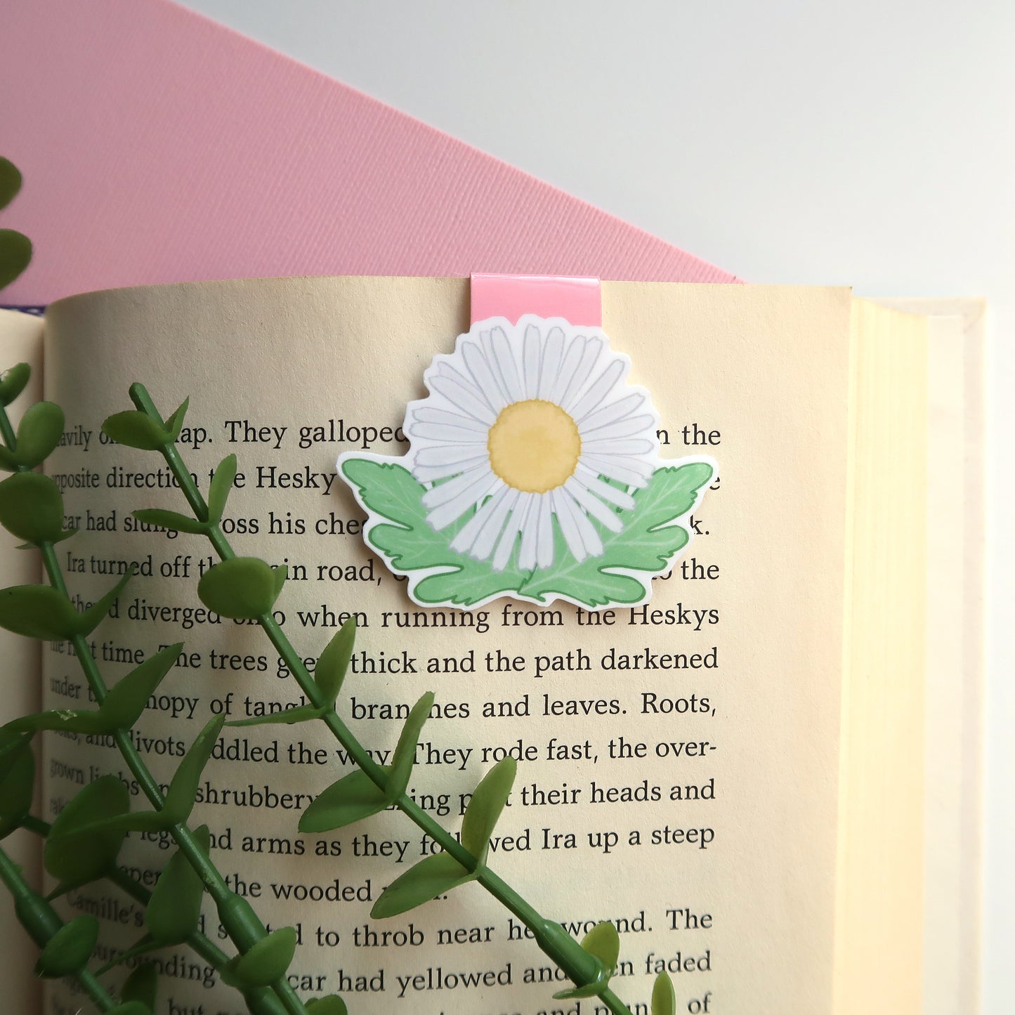Daisy Flowers - Magnetic Bookmark